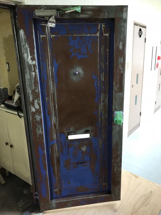 【大阪市東淀川区】昔ながらの鉄扉。塗装がボロボロに剥がれていた為、塗りなおし。