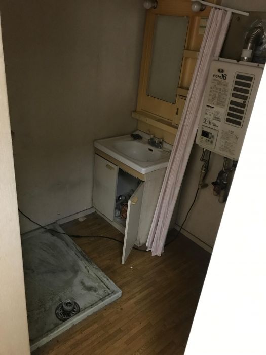 【大阪市北区】なんだかちょっと怖い…狭くて暗い洗面室が…。改装後即入居者決定!